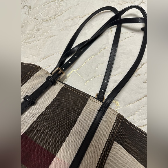 Burberry (Authentic) - Picture 8 of 16